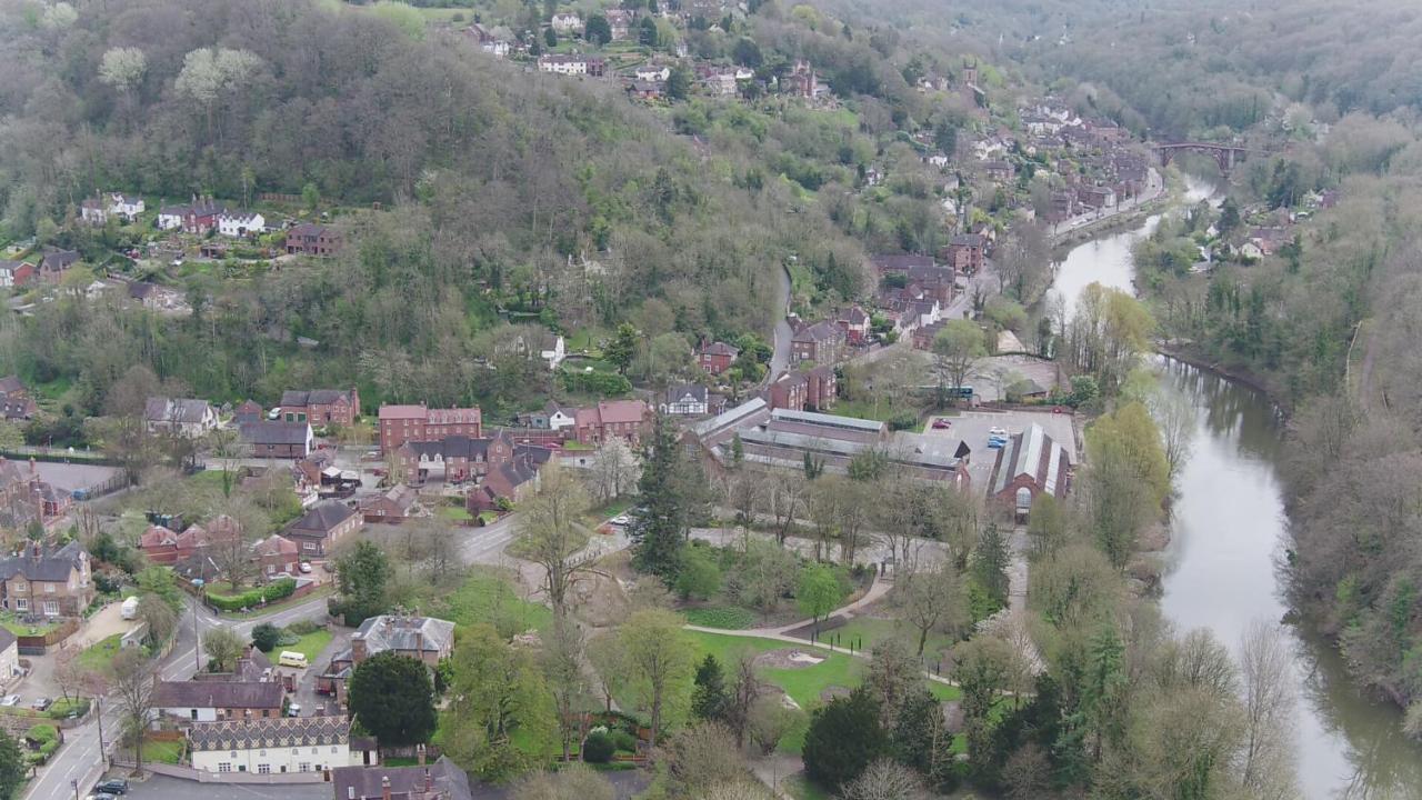 School Path Ironbridge Home With Roof Terrace Exterior foto